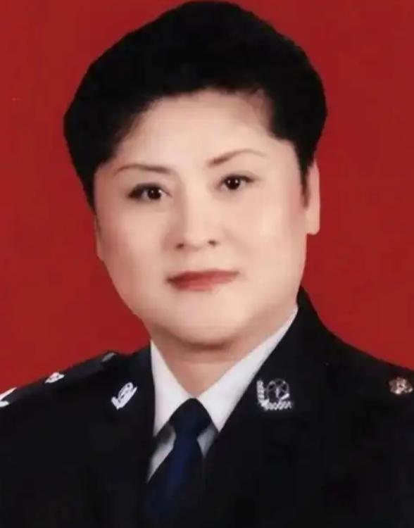 1988年郑州，女警王玉荣结束卧底任务未换警服，遭两名壮汉强行塞进出租车，脖子被