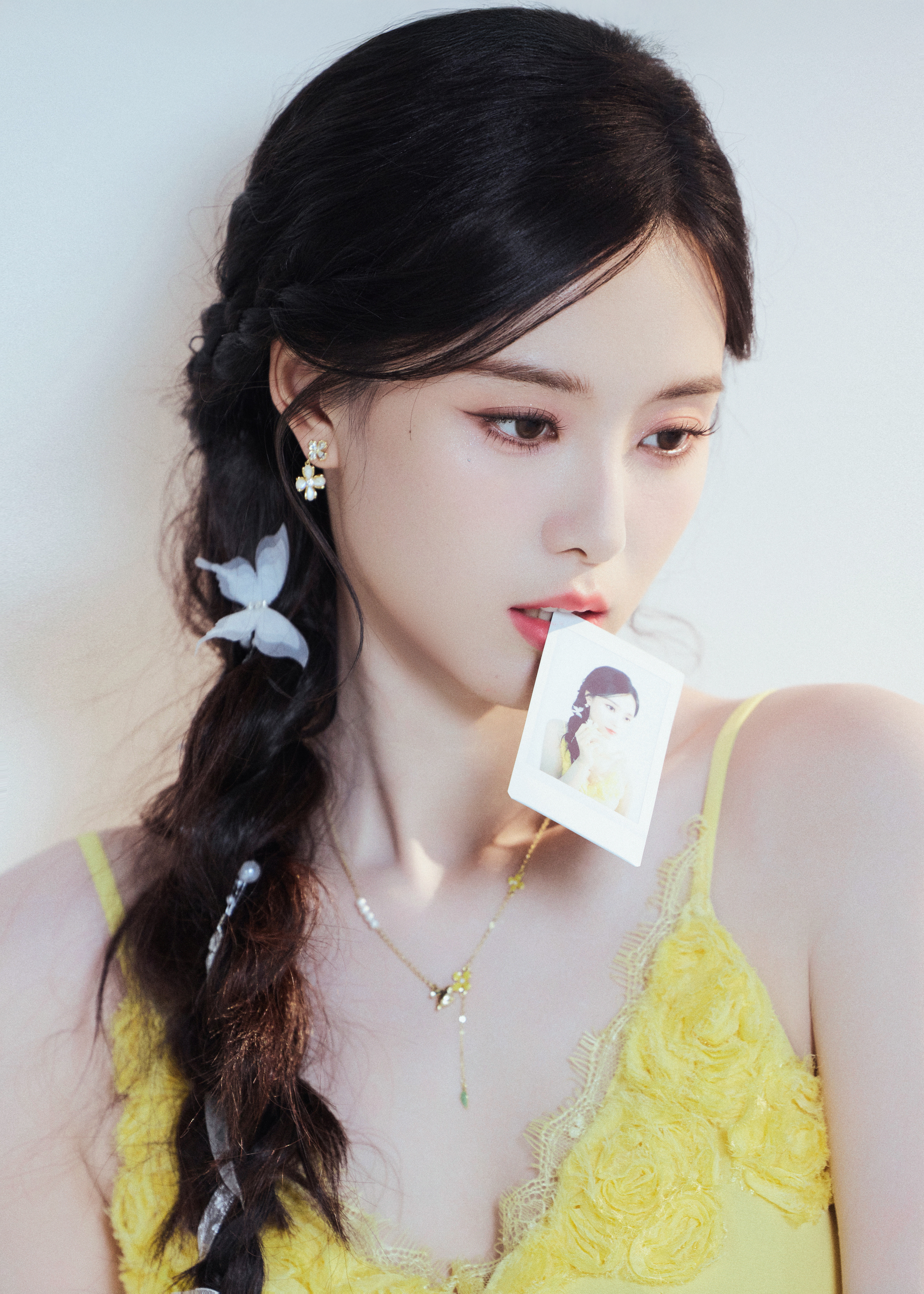 徐艺洋浅黄长裙勾勒温柔曲线，麻花辫添几分灵动俏皮，笑意漫开，似把夏日的明媚都藏