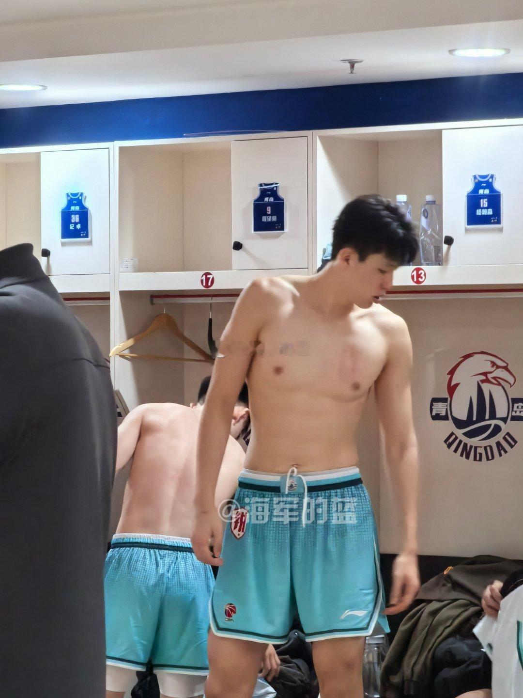 关注我一年以上的朋友应该见过这两张照片，这是我上赛季现场报道青岛队比赛时在更衣室