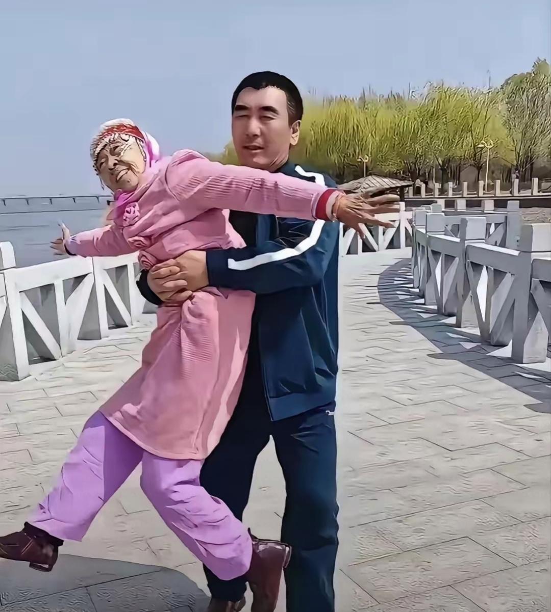 李玉成和马玉琴又开始跳舞了。