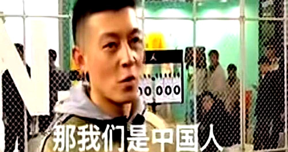 陈冠希在马来西亚片场红着眼眶喊“干爹，我很想你”，黄秋生连眼皮都没多眨一下，冷冷回了一句：“我是为了