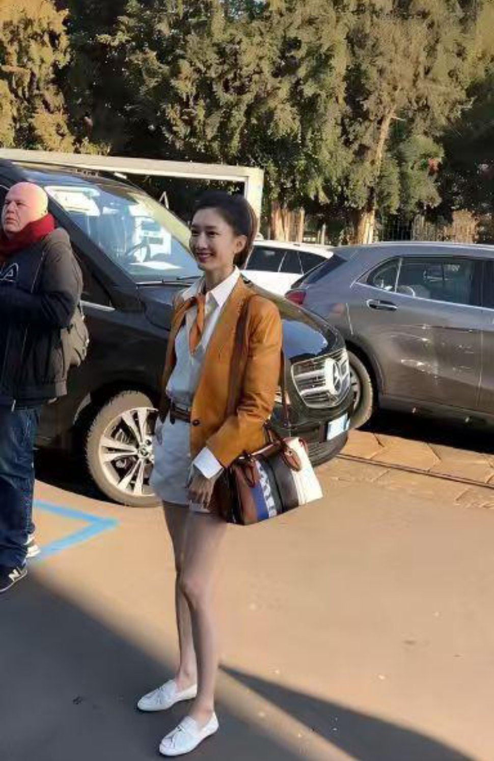 不懂胡歌怎么想的，放着江疏影这么个大美女不要，跑去跟一个素人结婚。