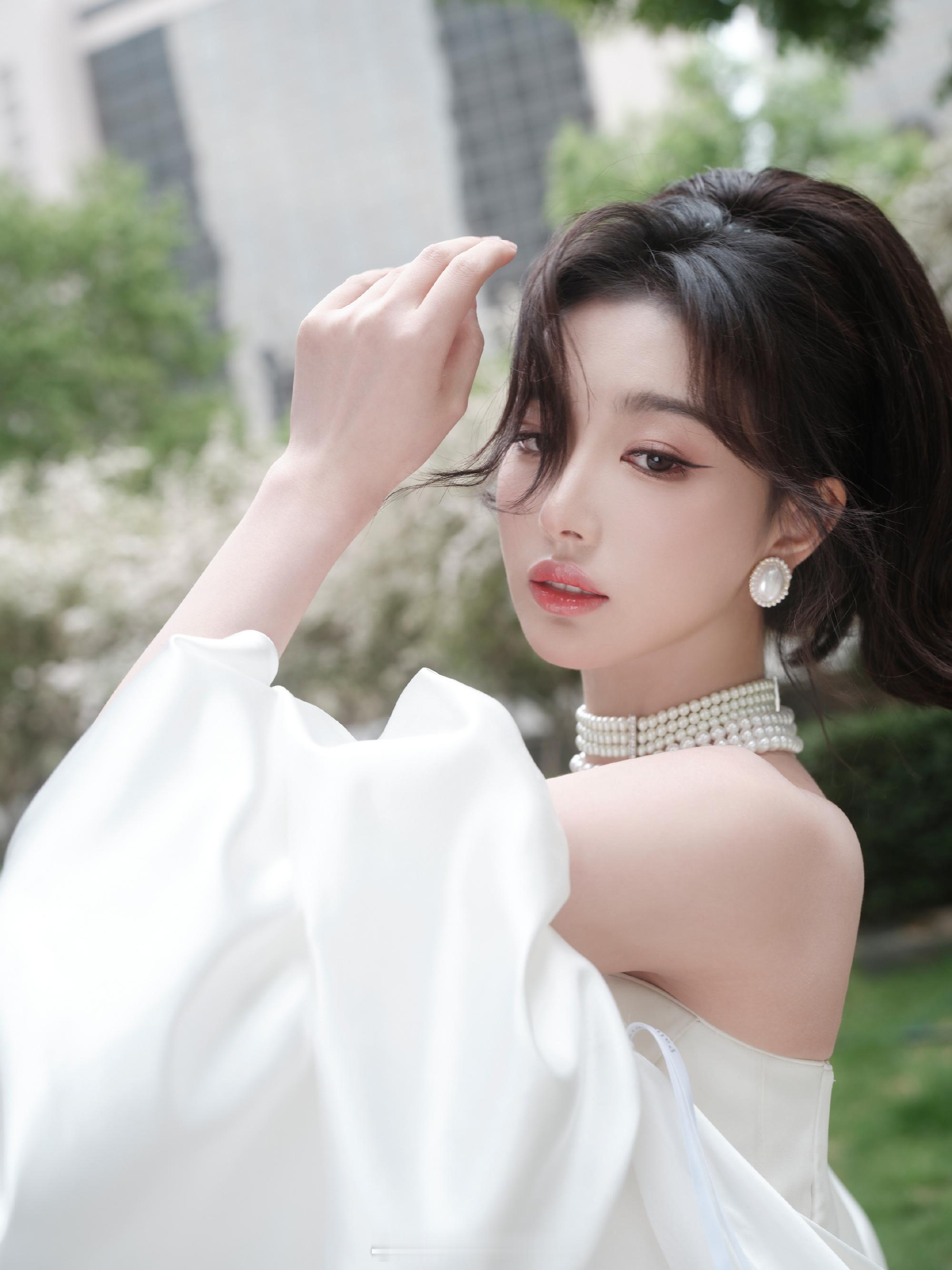 孔雪儿白色浪漫大片