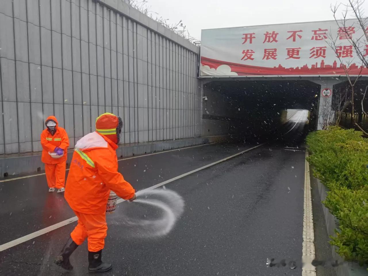 襄州：面对降雪，多举措保证市民平安出行3月3日，襄