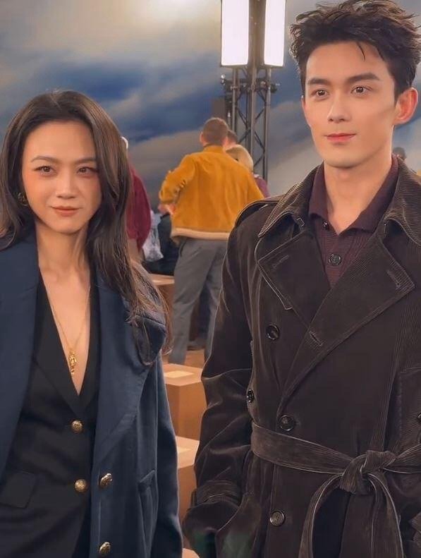 汤唯穿着太大胆，吴磊和她合照，连头不敢转​​​