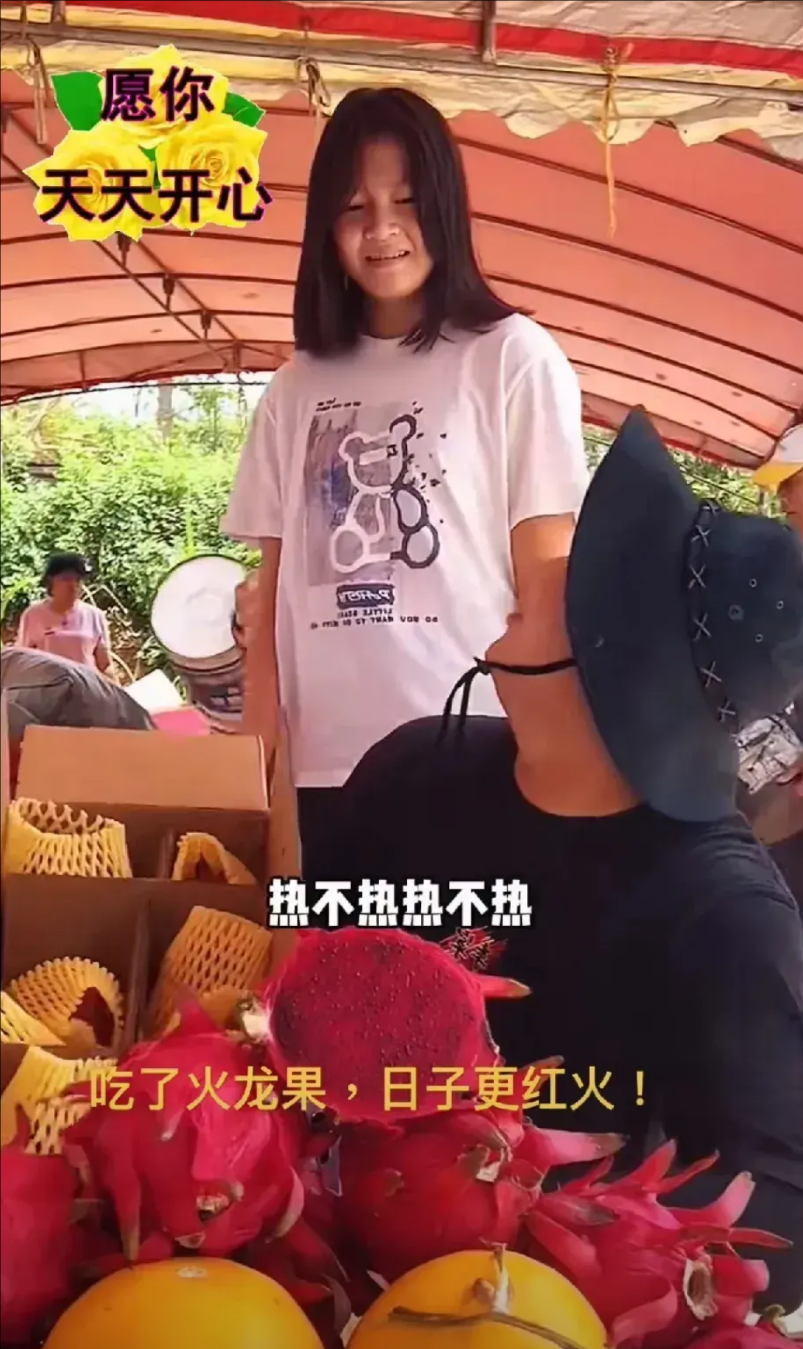 全红婵的妹妹全红桃终于出现在家里了。可能是放假了呗，这孩子现在变瘦了，记得以前是