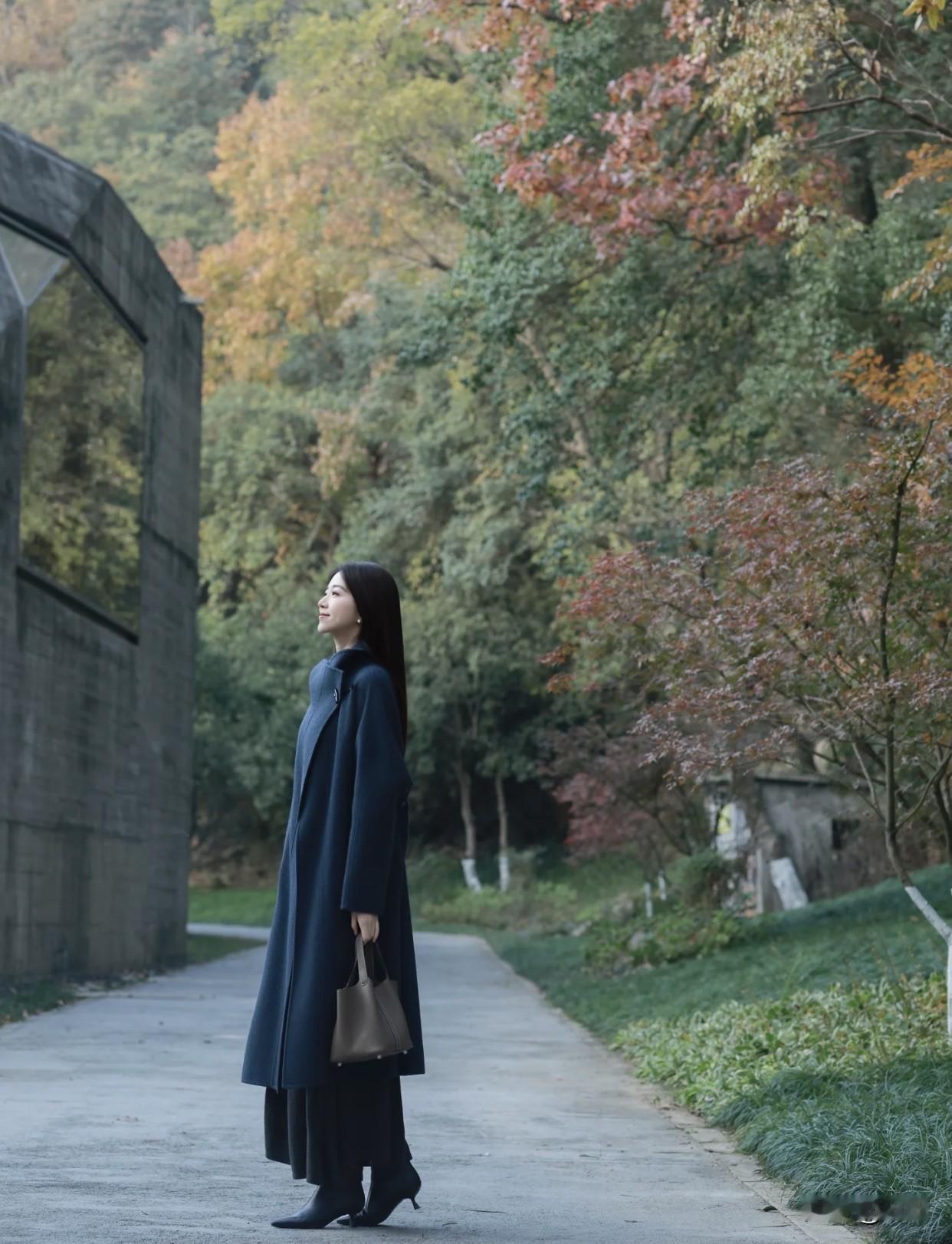 vlog打卡每日穿搭秋日漫步，长风衣与落叶相伴，优雅与自然相融。