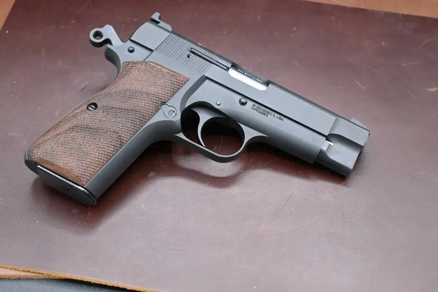 AOS指挥官型M1911手枪相比较，新枪也明显更短、更薄。此前生产过短版勃朗宁大