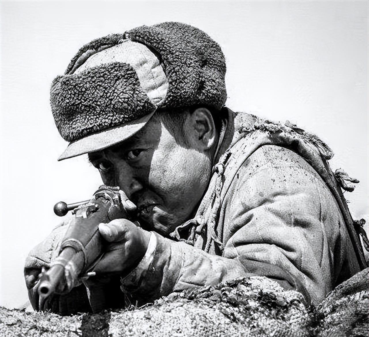 1952年，朝鲜五圣山上，一名美军大白天光着身体朝我军阵地撒尿，新兵陈凤楼违反纪