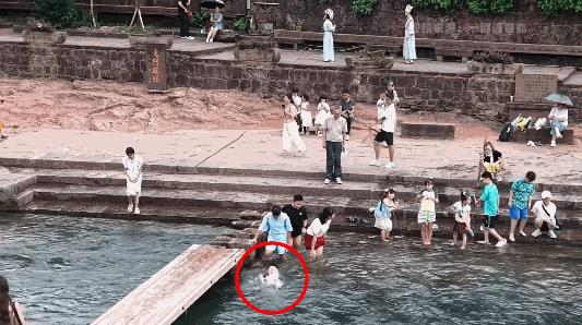 “这个外国女人火了！”8月7日，湖南湘西，一位小男孩在景点的水中玩耍时，突然不慎
