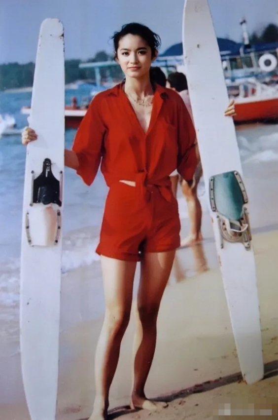 1978年，24岁的林青霞在泰国海边冲浪时的留影旧照，真是惊艳了时光。
