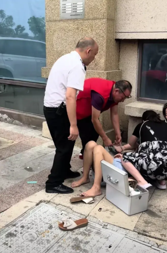 四川绵阳一小区发生高空坠物事件，一个大箱子从楼上掉下来把一名路过的女子砸伤，谁来