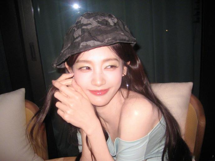 李一桐心情不好的时候看见这张美脸就什么都晴朗了​​​