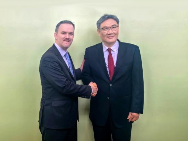 时隔10天再见面，美方主动搭肩握手，第2天中方连发两则公告：反制！3月26日