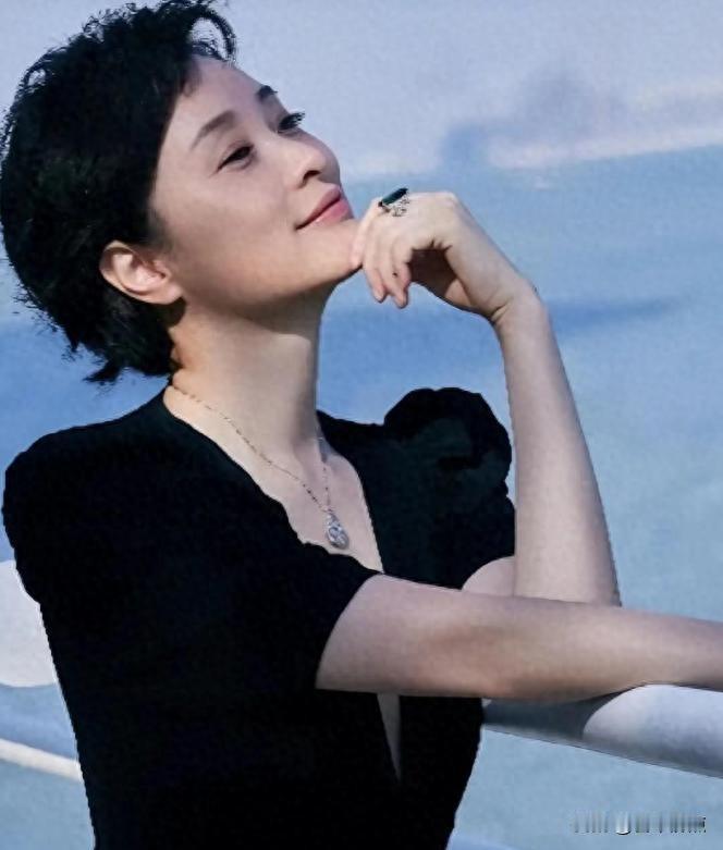 吴越不演戏了，她真的“退圈”了吗？不，她在干更重要的事。53岁，没结婚，没孩子