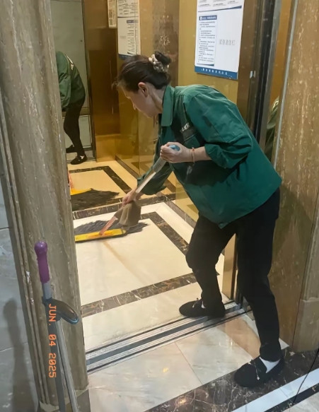 退休后该在家养花逗鸟，还是出门打工发光发热？最近酒店来了位56岁保洁阿姨，380