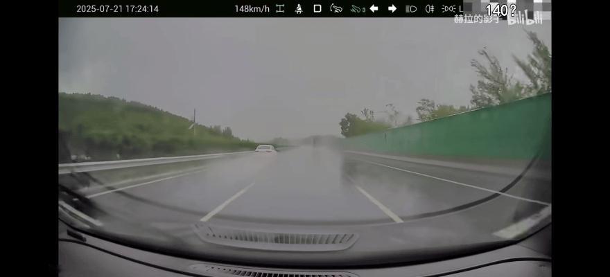 比亚迪海狮07EV雨天竟然有人开147km/h.结果打滑失控，幸亏人没事真是不要