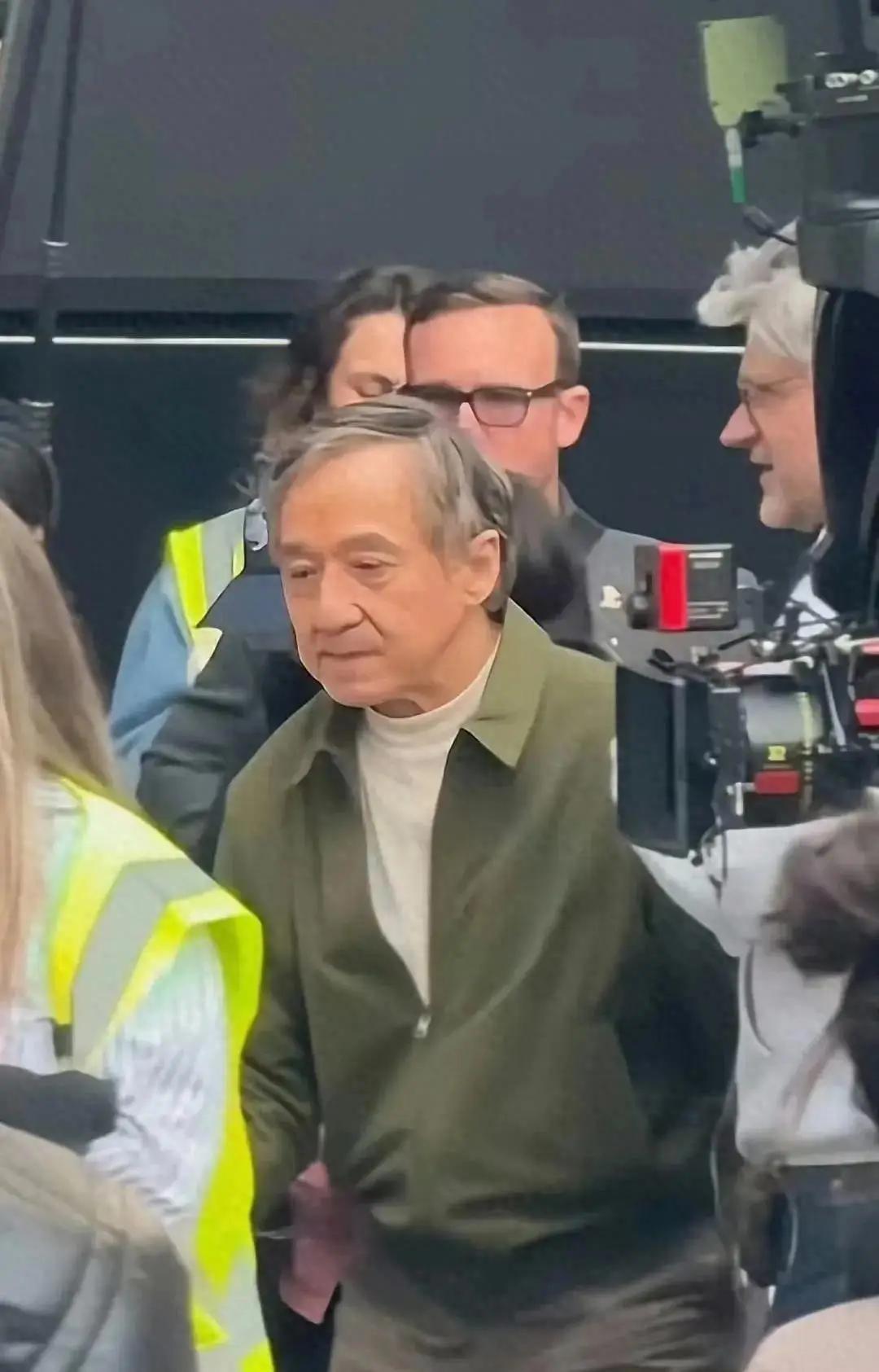 71岁的成龙终于醒悟了，被媒体爆出暗中资助吴卓林4000万。吴绮莉母女，多年以