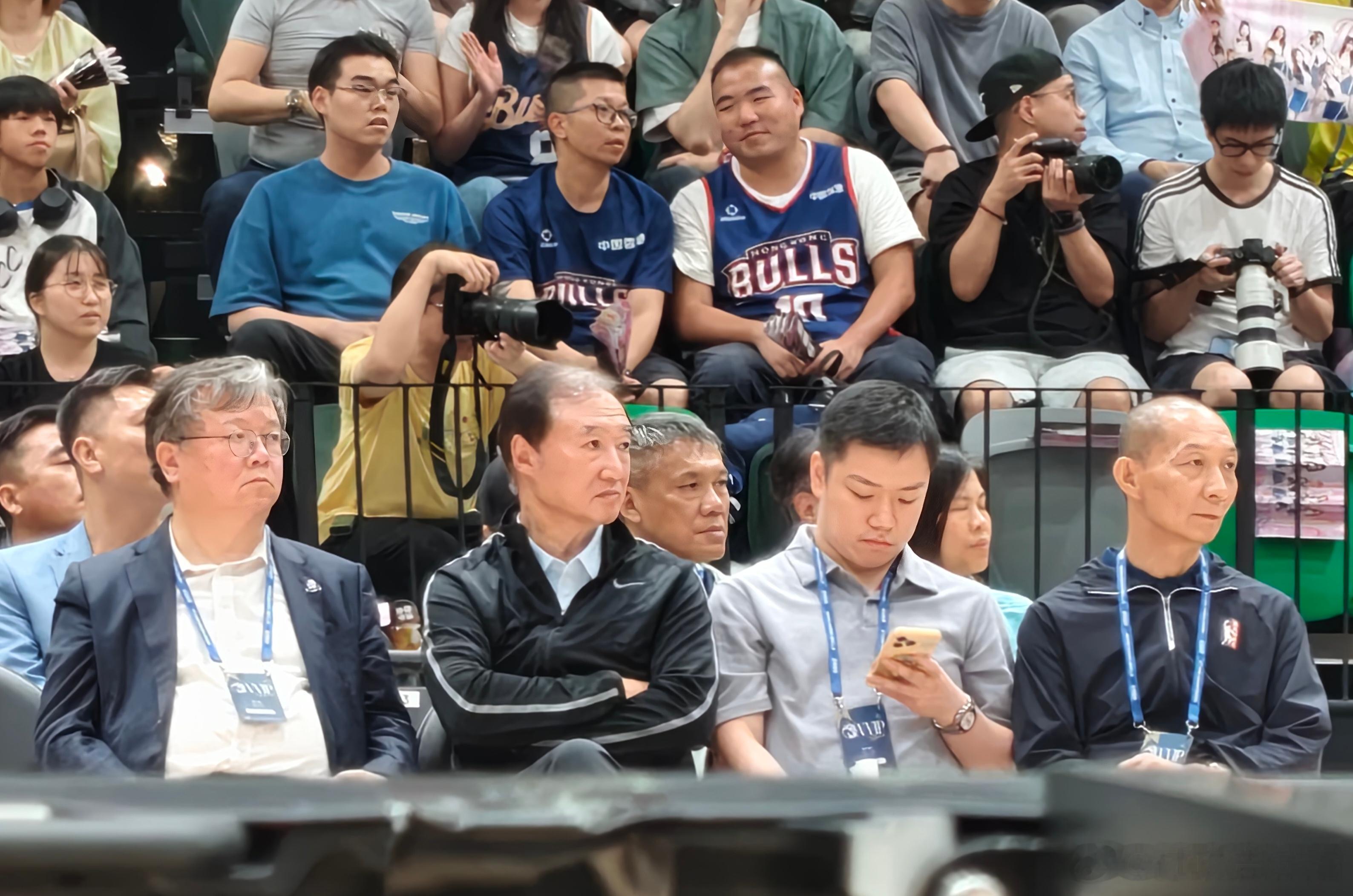 NBL总决赛场边的嘉宾们有点眼熟。和胡加时主任、巩晓彬指导、宋丹娜宋总同一排坐的