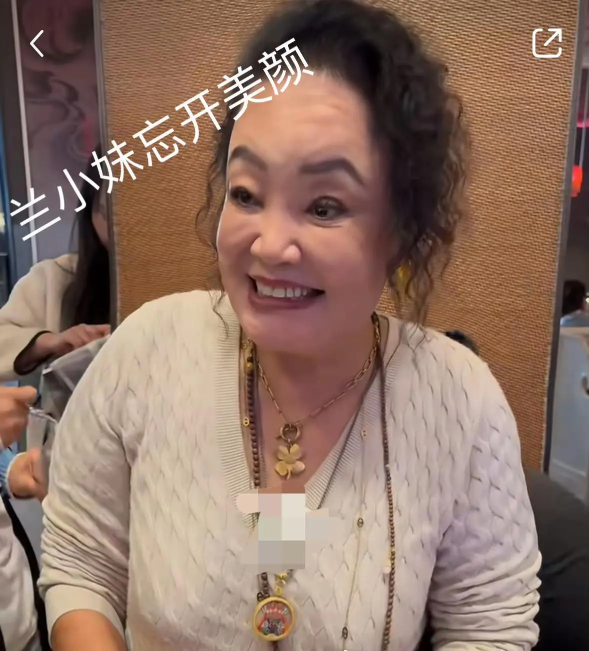 在18级美颜滤镜的加持下，张兰一身粉色穿搭现身了。在镜头前可嘚瑟啦！这是打算