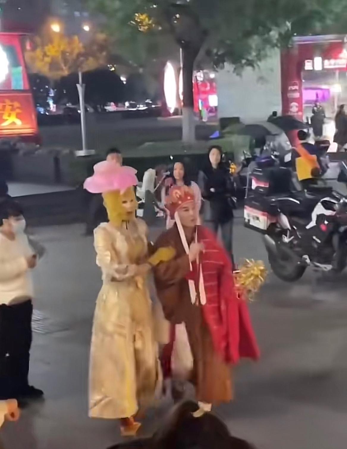 起猛了，竟然看到唐僧和孙悟空小姐手挽手的走在长安街道上[捂脸哭]唐僧