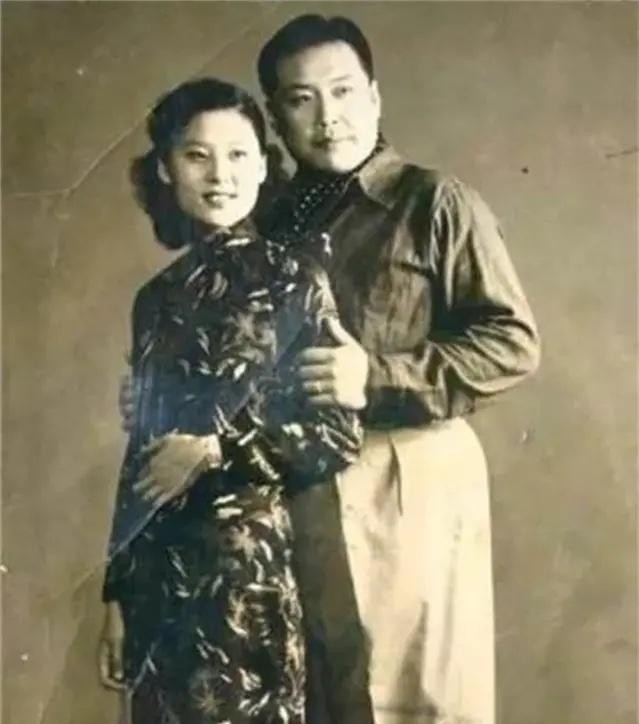 1936年，袁世凯的女儿大婚。但新婚之夜，两口子却不和谐。新郎怒骂新娘：“你这残