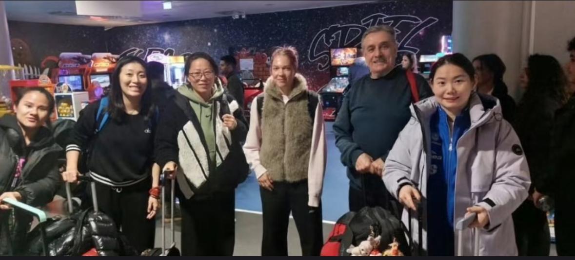 何卓佳到达波兰将参加欧冠联赛！2月13日，何卓佳到达波兰参加欧冠联赛！国乒