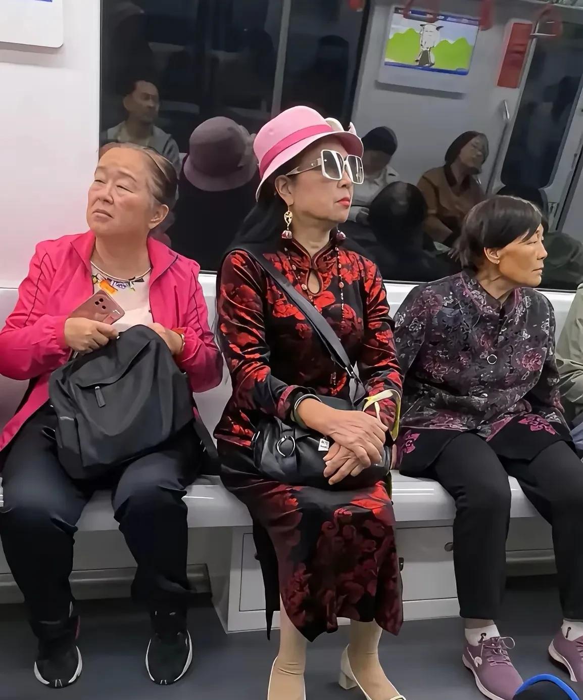 这三个老太太一看就是企退。而且是中小型企业退休的，不大可能是央企国企。企退的