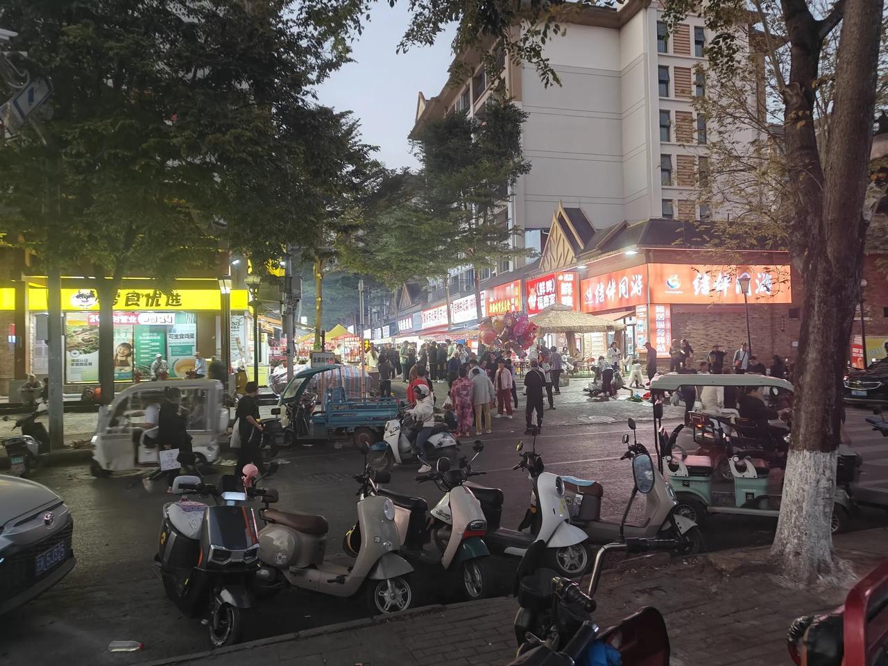 前几天去上海中山医院心脏支架回来的哈尔滨老乡老黄，看上去没有多大变化。还是早上去