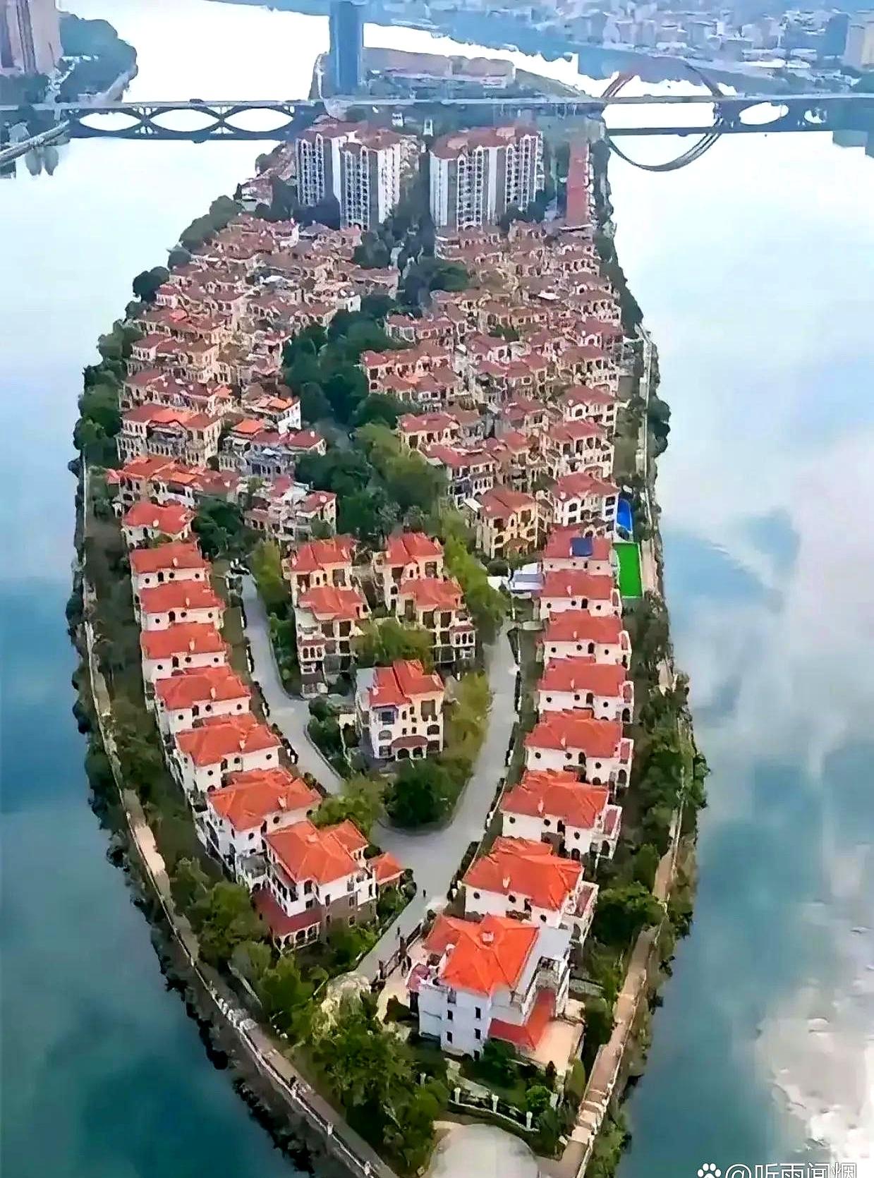 大片别墅说拆就拆，看着确实让人心疼啊！好多朋友第一反应都是：太浪费了，留着干点