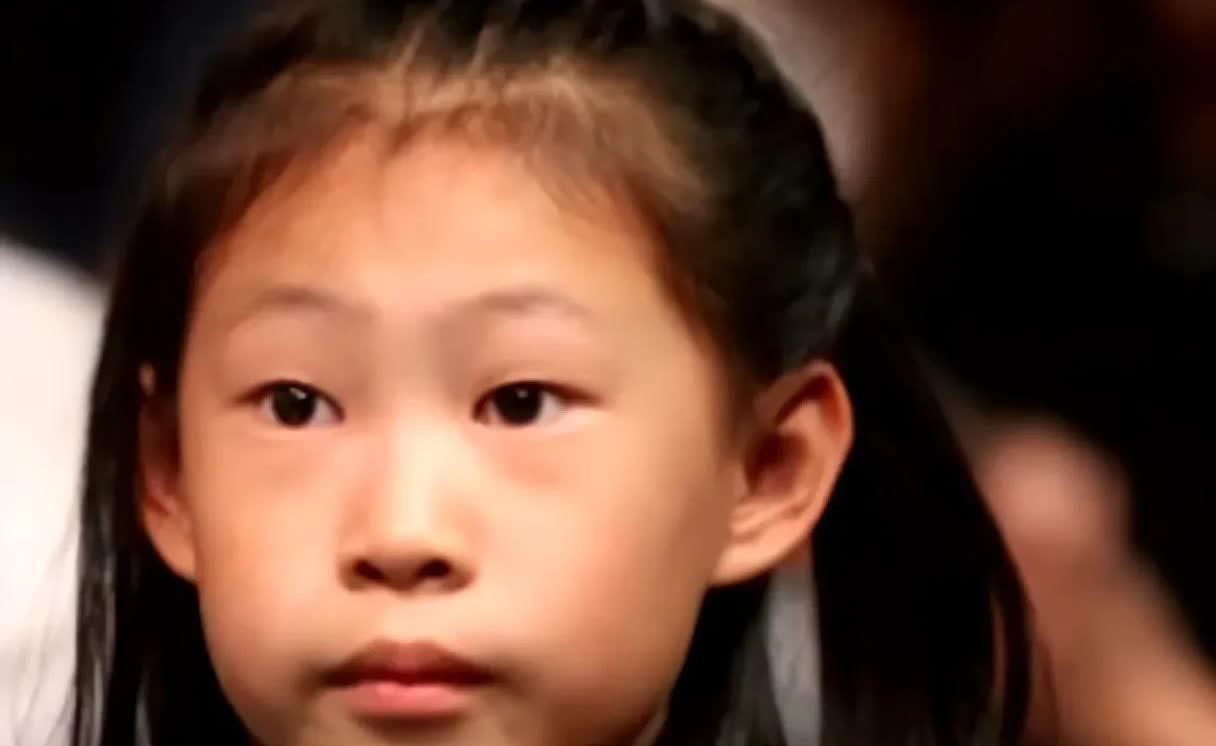 全网最丑星二代小沈阳的女儿在韩国出道。不得不说，韩国的妆造还是很了得的，