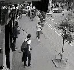 一个白衣服男子站在路边，专门对女性动手动脚，白衣男子先是看到一个女子独自走在街上