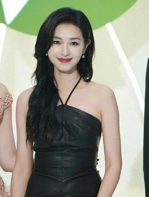 从假小子到辣妹！万茜换长卷发判若两人，穿吊带裙自信秀身材，这反差谁顶得住