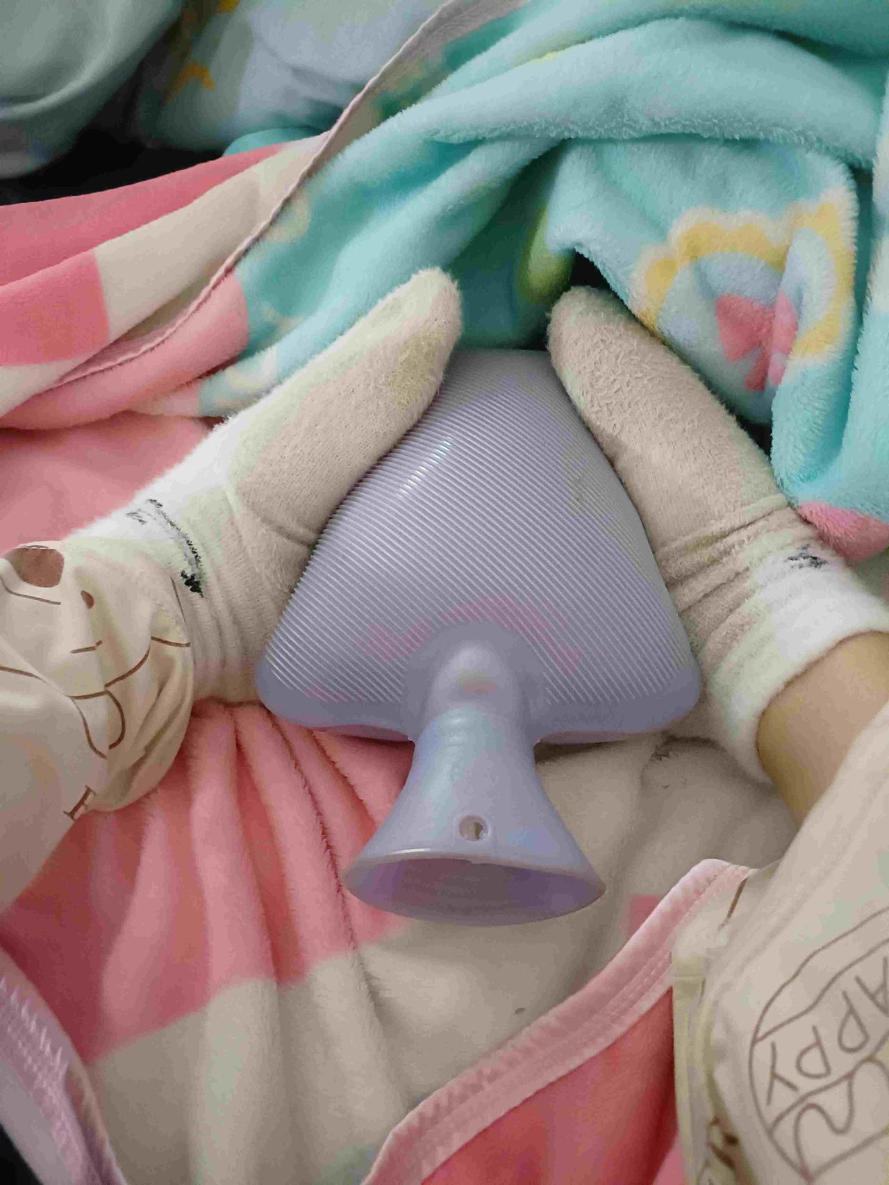 我邻居是几十年的老中医，他看我买了电热毯，又买了粗盐袋，又买了热敷包，就对我说只