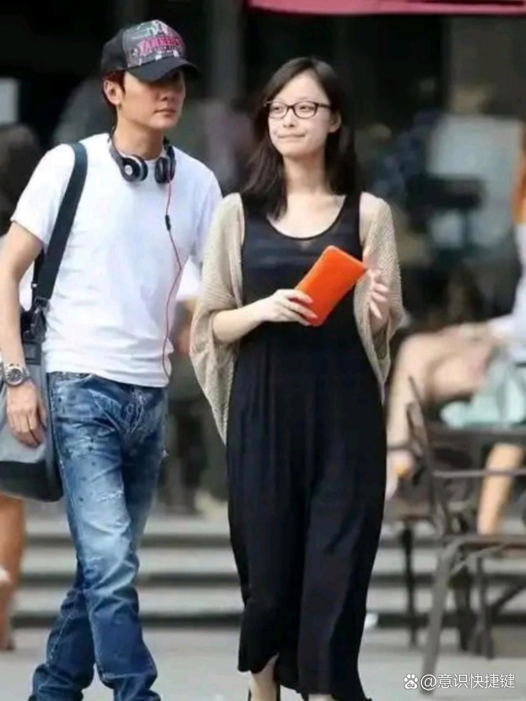 倪妮年轻时，冯绍峰老帅了。​