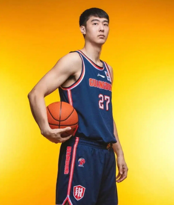 这广厦签回苏若禹这个操作还是可以的，内线外援难签我就干脆换个思路，签回苏若禹补充