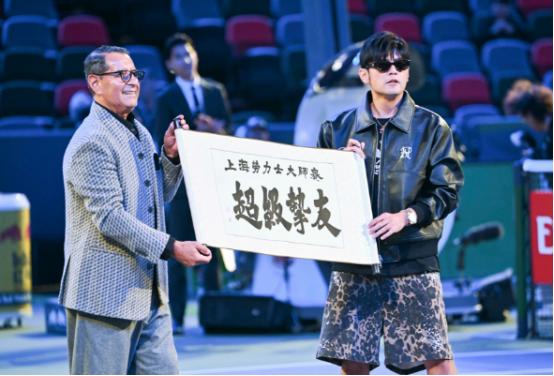 著名中国歌手周杰伦，把岛蛙搞破防了。10月7日，周杰伦和妻子昆凌现身上海劳力士大