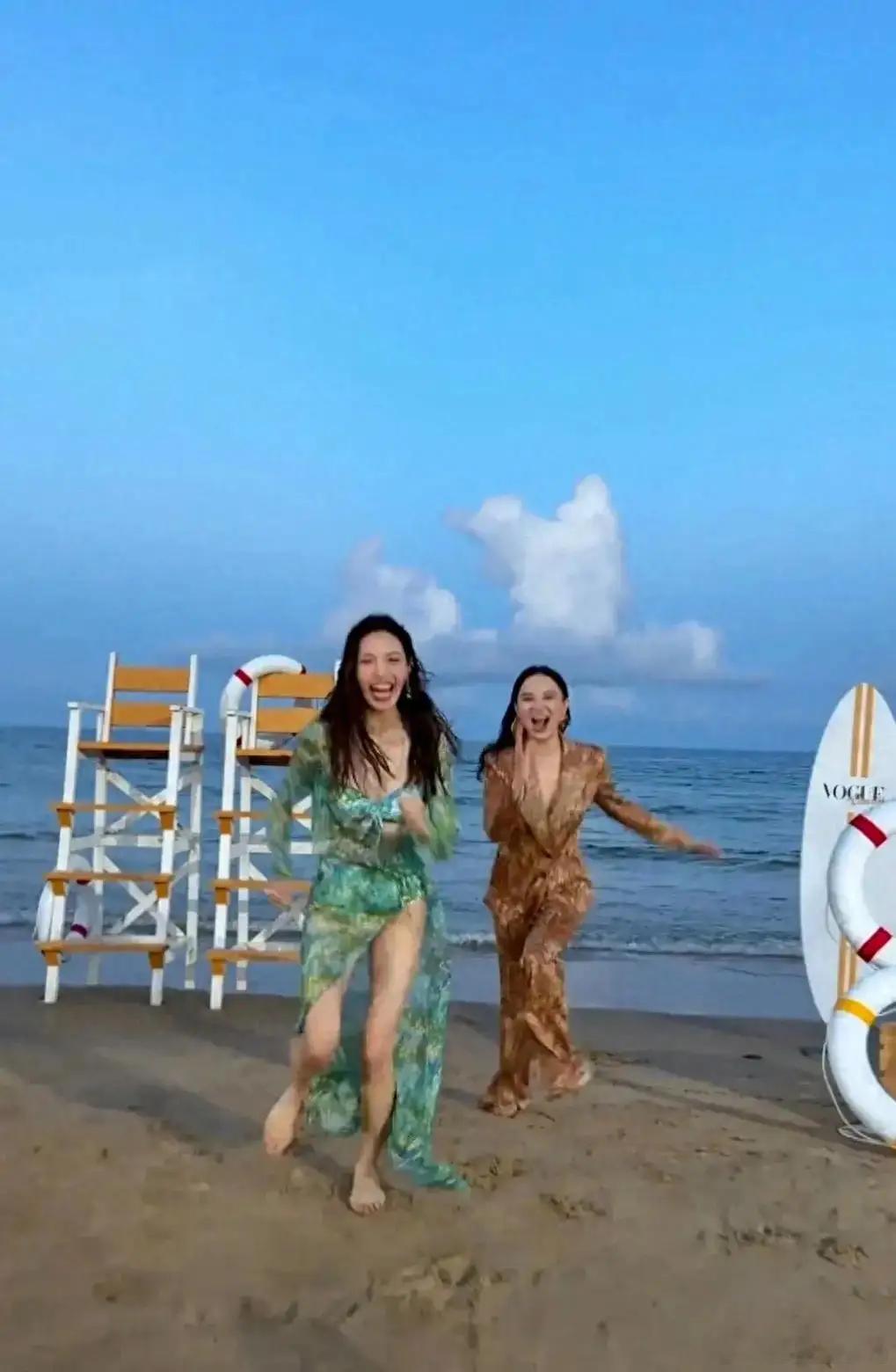 没想到宋佳在三亚和钟楚曦玩的这么嗨，钟楚曦的身材简直绝了好美！！！！！