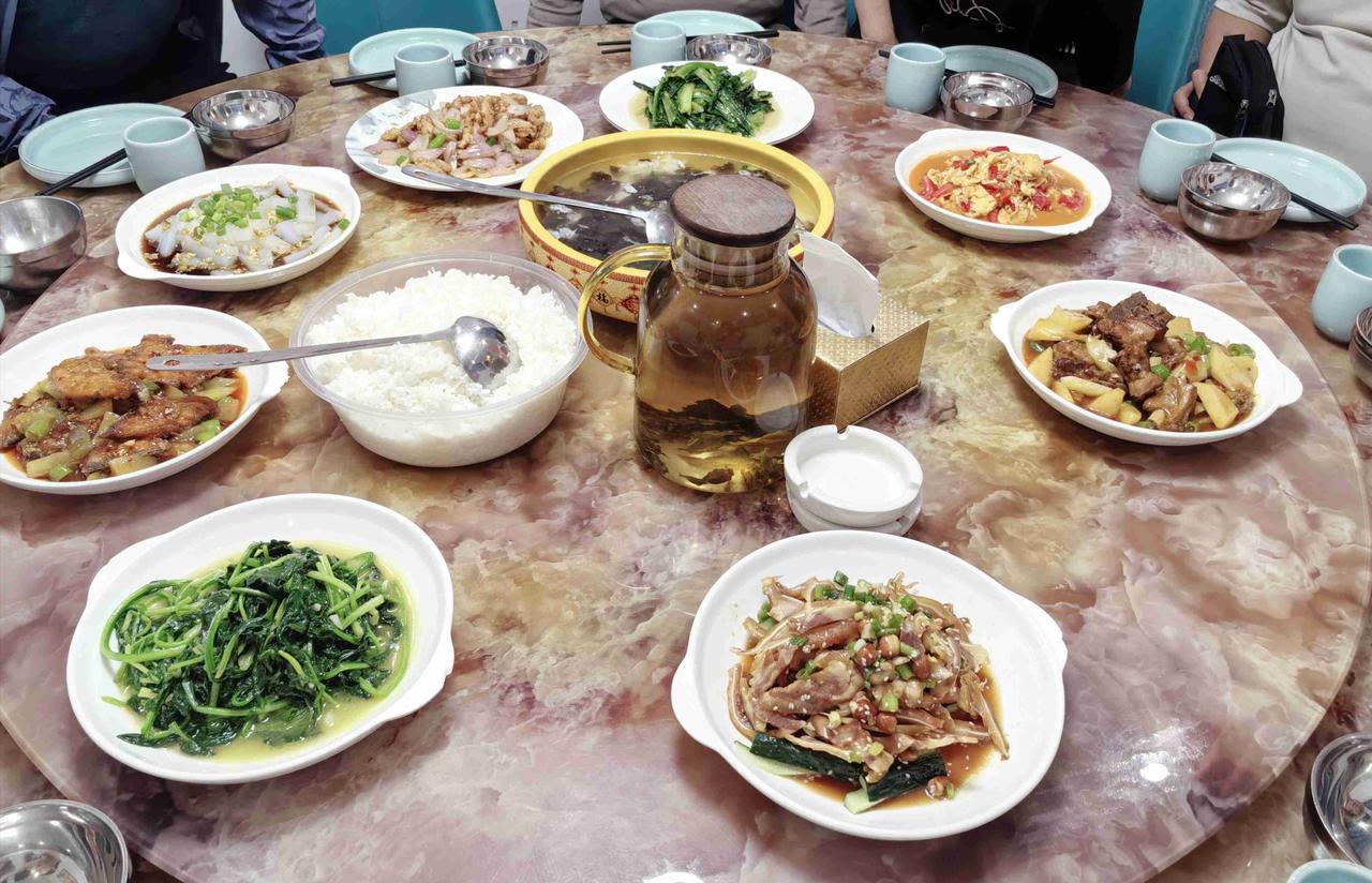 在新疆旅游第六天，来看看我们晚上的团餐吧。这是12个人一桌的所有饭菜，有大盘