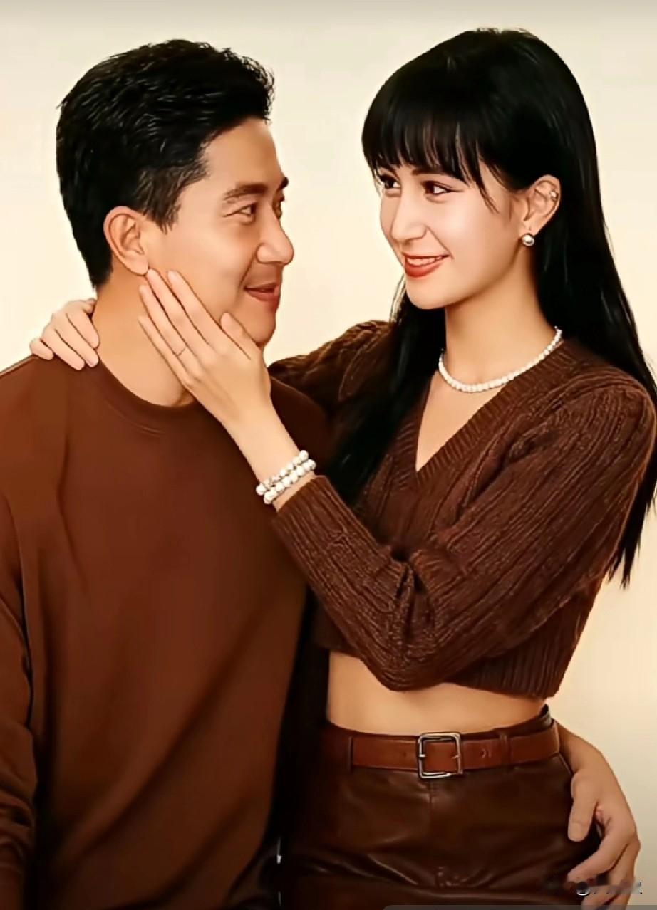 这是何超琼和陈百强罕见写真何小姐好年轻好靓，越想越可惜。有时想，有钱人家的孩子