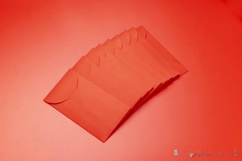 今天我在村子巷口的时候，和一群街坊正围在一起聊天，婆婆从家里走了出来，两手插在兜