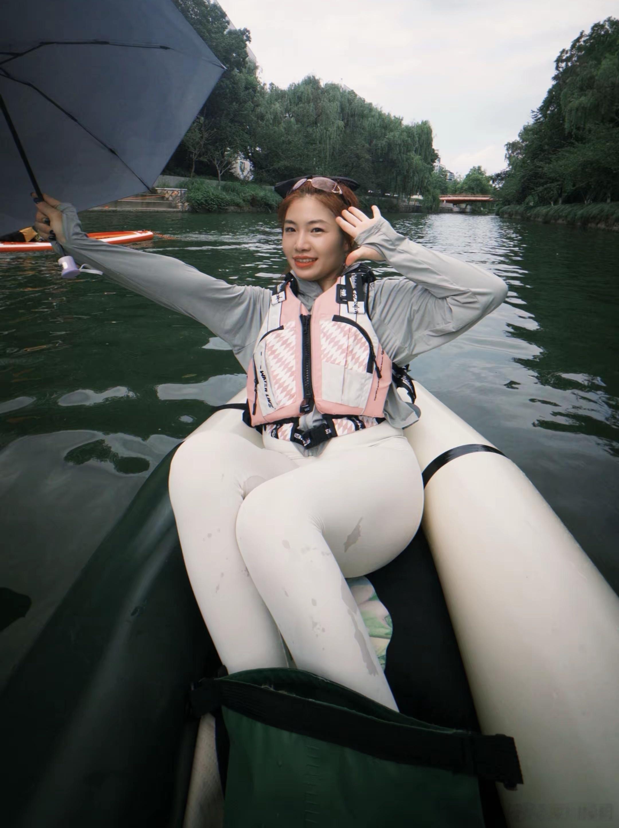 闺蜜打卡杭州西溪湿地，同行的人说她像白娘子。[笑着哭]​​​