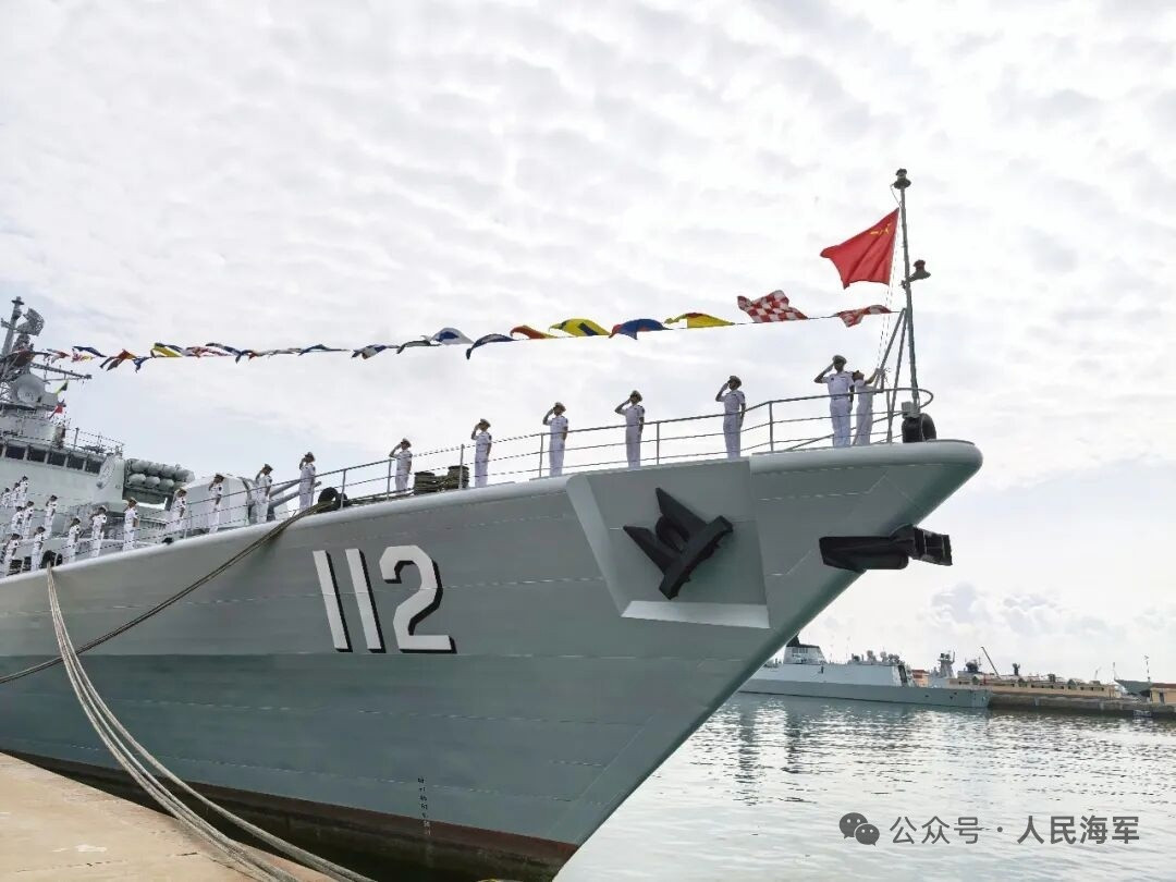8月28日，青岛某军港码头北部战区海军某支队举行112舰（舰名：哈尔滨舰）退役仪