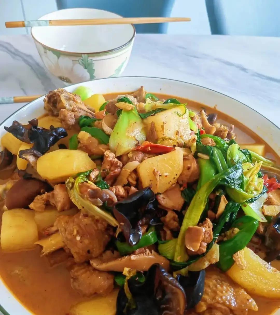 弟媳怀孕时我爽快把房子借给她养胎，想着一家人。结果她肚子才六个月就宣布孩子跟她