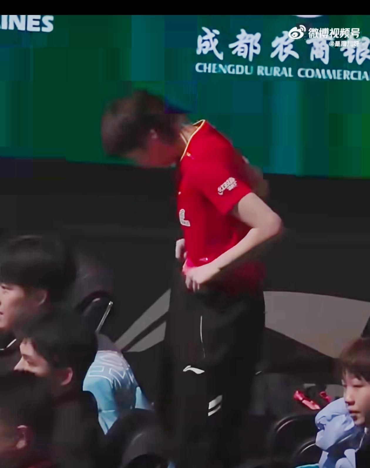 曼昱真是要把人笑死王曼昱比赛完，一边看比赛一边穿裤子，然后...一