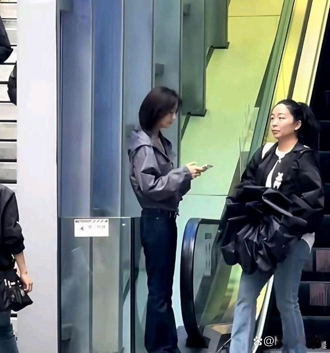反差感拉满，很难相信画面里的人是佟丽娅。