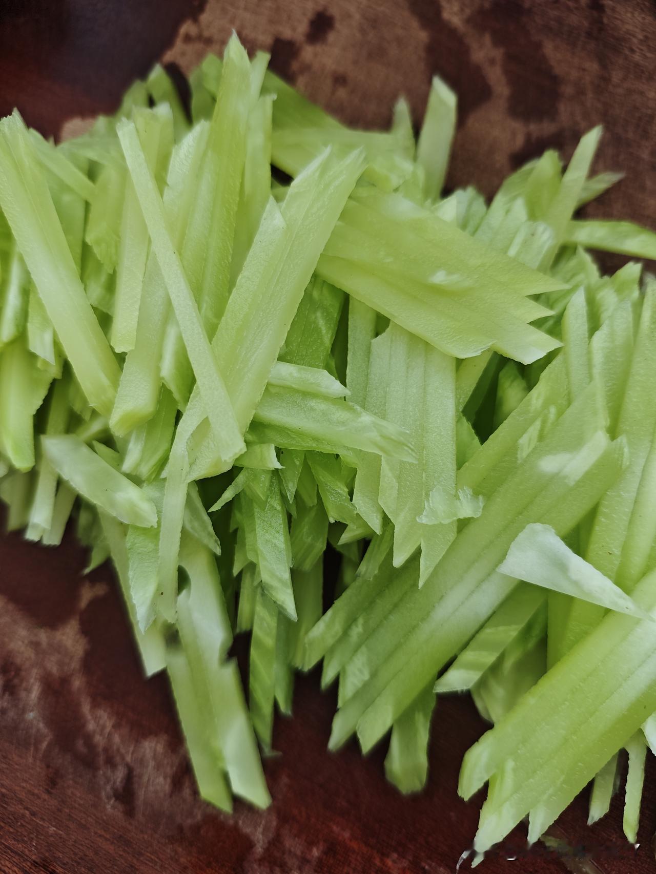 你们家在家吃饭，伙食费需要多少钱？我觉得老两口在家自己做饭，一个月的伙食费，