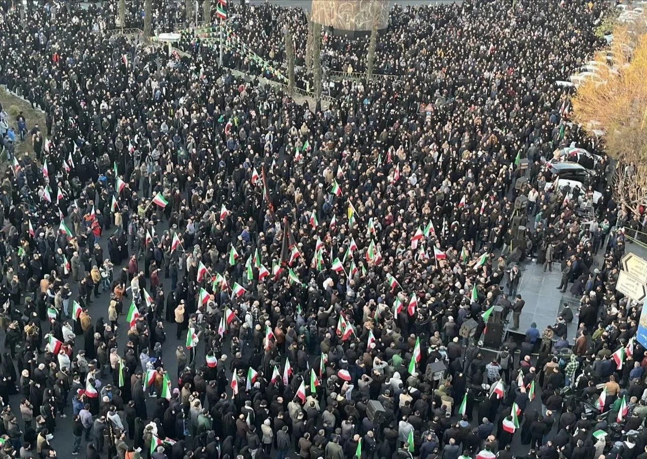 伊朗民众在闻知最高领袖哈梅内伊遇袭身亡之后，纷纷涌上街头进行悼念，并且强烈要求复