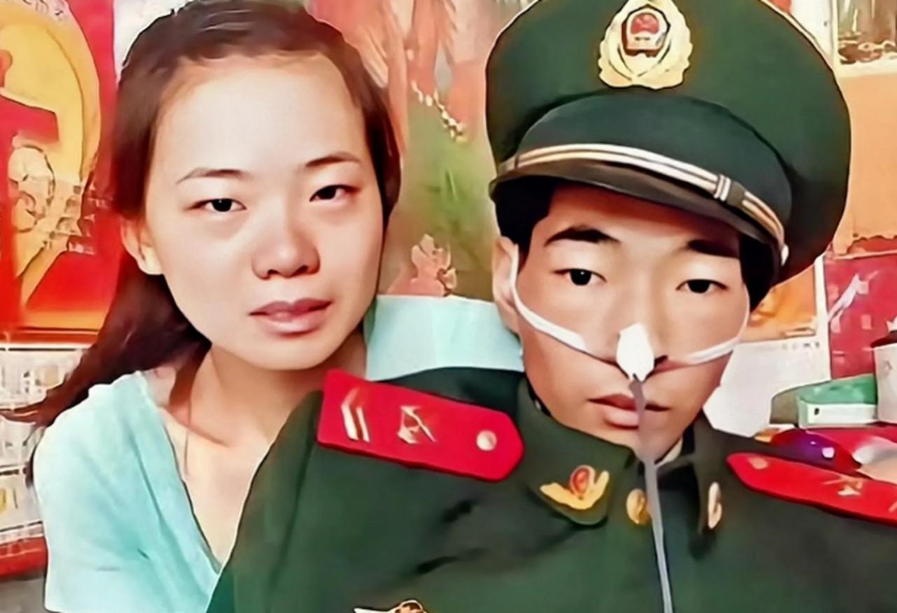照片里，病床上的男人瘦得脱相，但他还是硬撑着穿上军装靠在妻子怀里，拍下了这辈子最