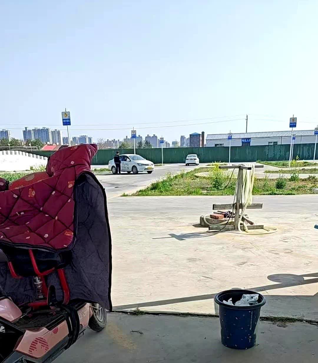 救命！学车第一天就被教练骂哭了！每天就给我30分钟摸车时间，我之